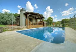 Harper House-Outdoor Fireplace, Private Bathrooms