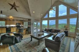 Champagne Chalet- MTN Views, Hot Tub, Secluded