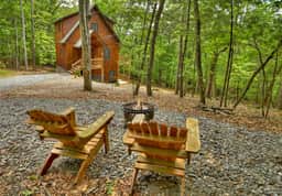 Hoot Owl Cottage-Fire Pit, Hot Tub, Charcoal Grill