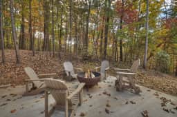 Campbell's Cozy Cabin- Fire Pit, Hot Tub, Grill