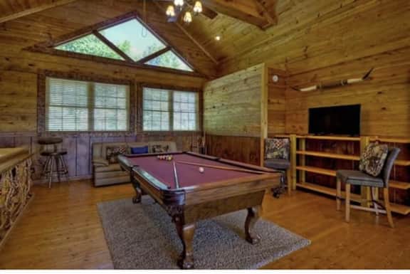 Fox Run Lodge- Hot Tub, Pool Table, Fire Pit