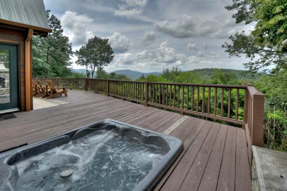 Champagne Chalet- MTN Views, Hot Tub, Secluded
