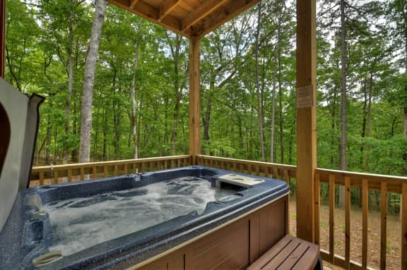 Hoot Owl Cottage-Fire Pit, Hot Tub, Charcoal Grill