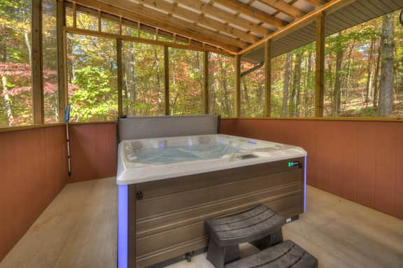 Campbell's Cozy Cabin- Fire Pit, Hot Tub, Grill