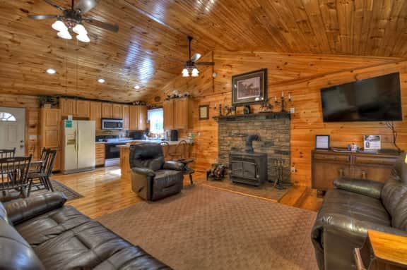 Campbell's Cozy Cabin- Fire Pit, Hot Tub, Grill