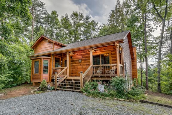 Dogwood Cabin- Hot Tub, Outdoor Fireplace, Grill