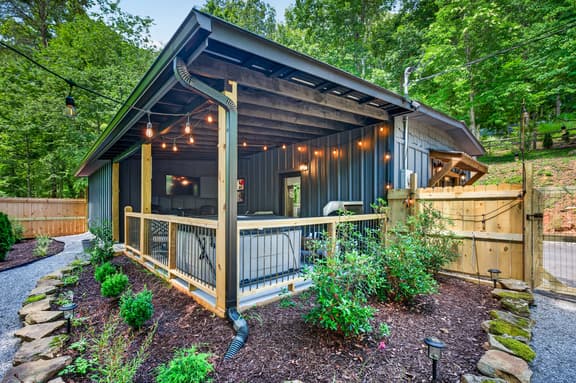 Hillside Hideaway | Fire pit, Hot Tub, & Grill