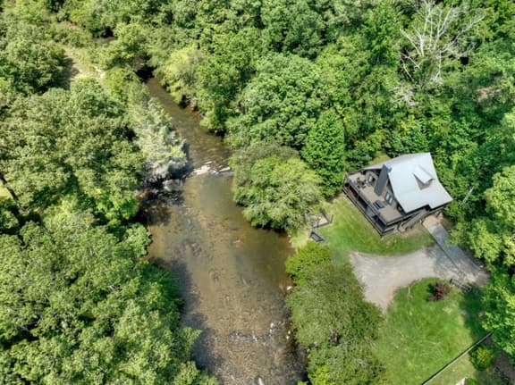 Troutlandia|Pet Friendly, Fish From Cabin, Hot Tub