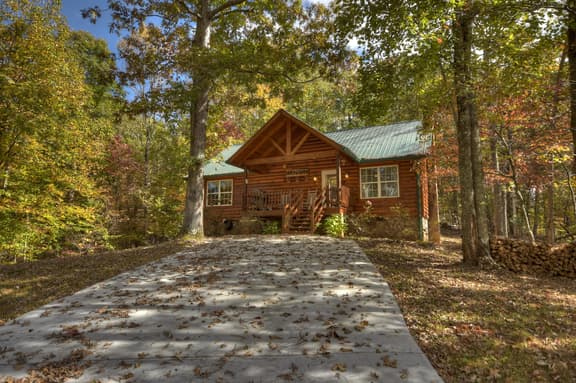 Campbell's Cozy Cabin- Fire Pit, Hot Tub, Grill
